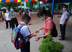 TPHCM: Nhộn nhịp ngày đầu tiên đón học sinh tiểu học trở lại trường sau dịch Covid-19