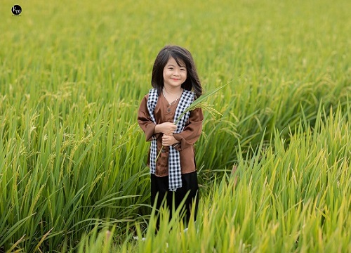 Trở về tuổi thơ chăn trâu, mót lúa qua bộ ảnh cực đáng yêu của 'thiên thần nhí' 4 tuổi