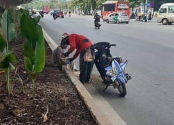 Xúc động hình ảnh bác xe ôm nghèo chia 1 phần bánh mỳ và chai nước cho nam thanh niên lang thang trên đường