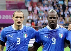 Balotelli đáp trả gắt sau khi bị Chiellini nói 'đáng ăn tát'