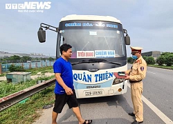 CSGT Bắc Ninh xử phạt hàng loạt ô tô đón, trả khách giữa đường