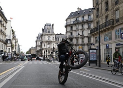 Paris trong ngày đầu 'thức giấc' sau 2 tháng đóng băng vì Covid-19