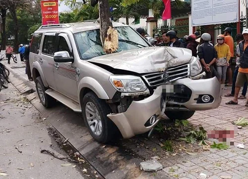 Clip: Xe ô tô mất lái húc văng xe máy, tông đổ cây trên vỉa hè khiến nhiều người hốt hoảng