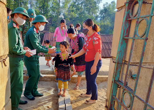 Học sinh Mường Tè (Lai Châu) ngày trở lại trường: chân trần đi bộ đến lớp, ngoan ngoãn nghe lời cô giáo