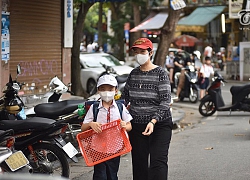 Học sinh tiểu học Hà Nội và chiếc khay đặc biệt ngày đầu tiên quay lại trường