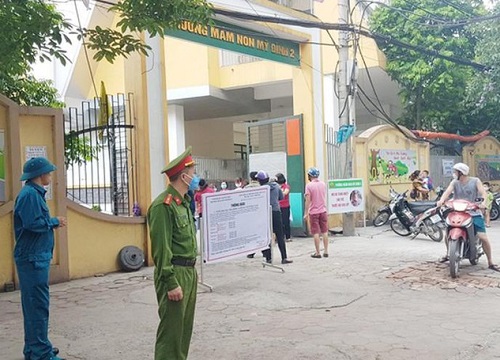 Lực lượng công an bảo vệ ngày đầu học sinh toàn thành phố trở lại trường học