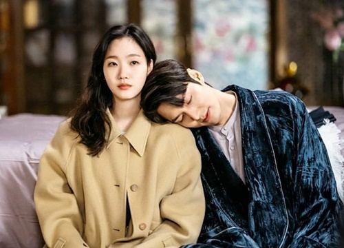 Nghi án về 'mối quan hệ mập mờ' giữa Lee Min Ho và Kim Go Eun, fan đồng loạt réo gọi Son Ye Jin và Hyun Bin