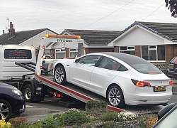 Tesla Model 3 mua được một tháng đã rụng tay lái