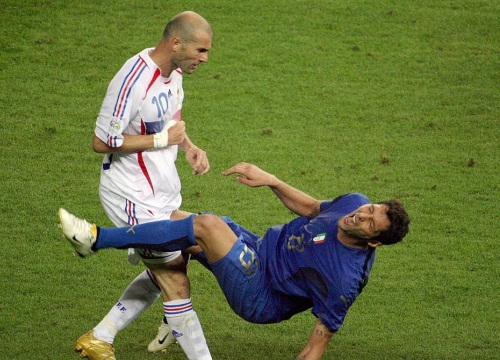 Zidane vĩ đại hơn sau pha húc đầu vào Materazzi