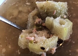Bạn gái vào bếp trổ tài nấu canh mướp, anh chàng dở khóc dở cười với bát canh... như giẻ rửa bát
