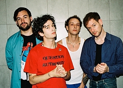 Ban nhạc The 1975 kỉ niệm tình bạn gần hai thập kỉ với ca khúc mới "Guys"