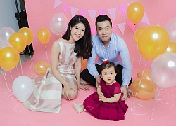 Bé gái đầu lòng của nữ cơ trưởng Huỳnh Lý Đông Phương mới ngày nào còn bé tý xíu, nay đã đeo tạp dề phụ mẹ việc bếp núc