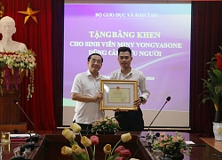 Bộ trưởng Bộ GD&ĐT tặng bằng khen cho sinh viên Lào dũng cảm cứu người