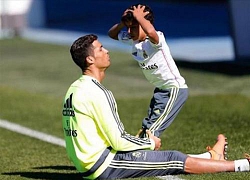 C. Ronaldo tập bóng cùng con trai