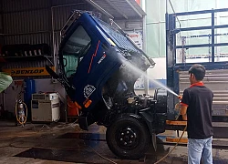 Clip: Đang rửa xe tải, tai họa bỗng ập đến với người đàn ông sau 10 giây