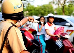 CLIP: Đầu trần "thông chốt" CSGT, thanh niên bất ngờ gây họa sau cú vít ga run rẩy