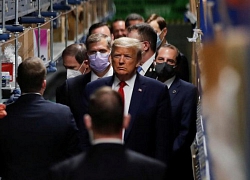 Trump lại không đeo khẩu trang khi thăm cơ sở y tế