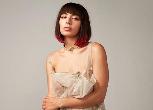 Album có 1-0-2 trong mùa COVID-19 của Charli XCX mang tên "How I'm Feeling Now" chính thức phát hành