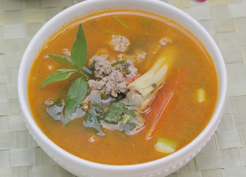 Canh thịt bò nấu với cà chua