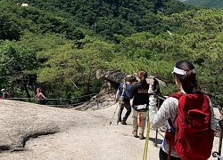 Giới trẻ Hàn Quốc đua nhau leo núi, hiking