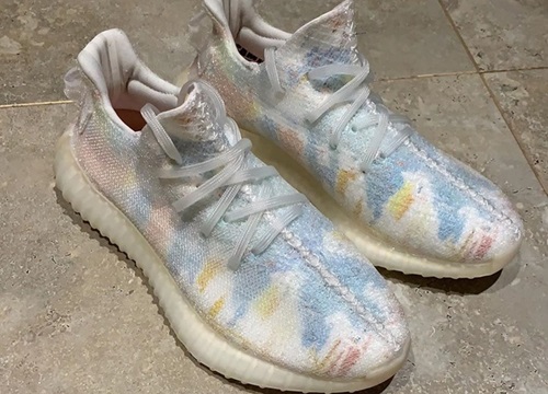 Lộ ảnh giày Yeezy 350 mới có màu loang lổ, đế trong suốt