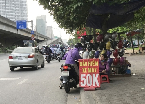 Người dân cuống cuồng, "rồng rắn" xếp hàng đi mua bảo hiểm xe máy, ô tô