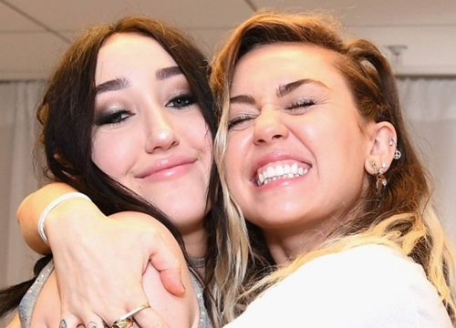 Noah Cyrus: "Thật sự rất khó khăn khi lớn lên với tên gọi 'em gái của Miley Cyrus'"