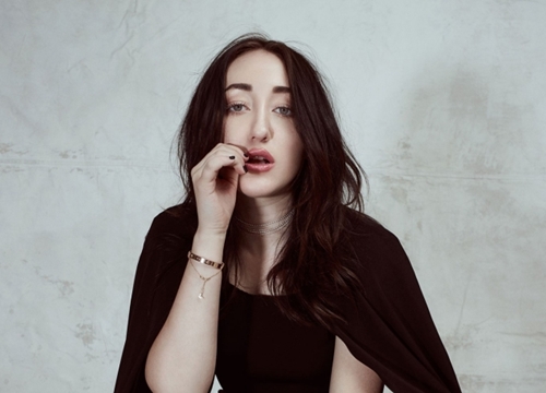 "The End Of Everything": Những mảnh ghép cảm xúc từ khi còn ngây dại cho đến lúc trưởng thành của Noah Cyrus