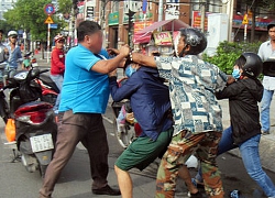 Clip: 2 người đàn ông cầm thanh sắt rượt đuổi nhau giữa đường sau va chạm giao thông