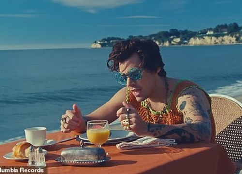 Harry Styles được dàn mỹ nhân diện bikini vây quanh trong MV mới