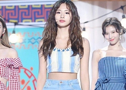 Học cách biến hóa phong cách từ ngọt ngào đến sexy bỏng mắt từ gu thời trang của Tzuyu (TWICE)