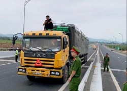 Kẻ ngáo đá cầm dao tấn công xe trên cao tốc rồi nhảy lên nóc ô tô cố thủ