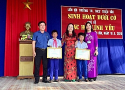 Khen thưởng học sinh dũng cảm cứu em nhỏ đuối nước