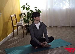 LMHT: Rảnh rỗi trước đại chiến với LPL, 'chủ tịch Faker' tranh thủ dạy yoga cho các game thủ cải thiện sức khỏe