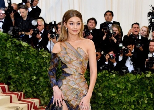 Ngẩn ngơ trước 10 bộ cánh thảm đỏ đầy mê hoặc của Gigi Hadid - 'thỏi nam châm' gợi cảm