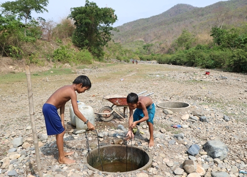 Ninh Thuận : thiếu nước , người dân vùng cao ra suối "cõng" nước