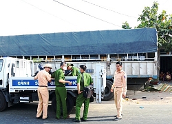 Ninh Thuận: Xe chở nước leo lên dải phân cách trên QL1 do tài xế... ngủ gật