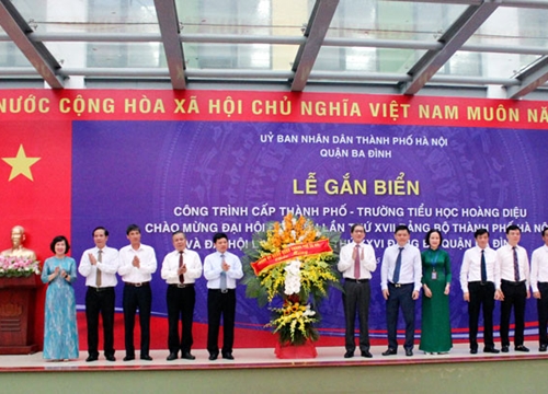 Quận Ba Đình gắn biển công trình Trường Tiểu học Hoàng Diệu