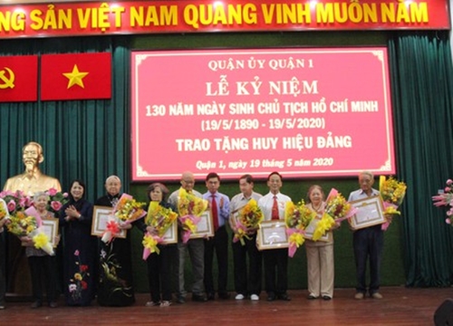 Quận ủy quận 1 trao Huy hiệu Đảng đợt 19-5 cho 140 đảng viên