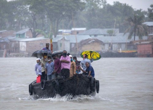 Siêu bão mạnh nhất trong một thập kỷ ập vào Ấn Độ và Bangladesh, it nhất 9 người chết