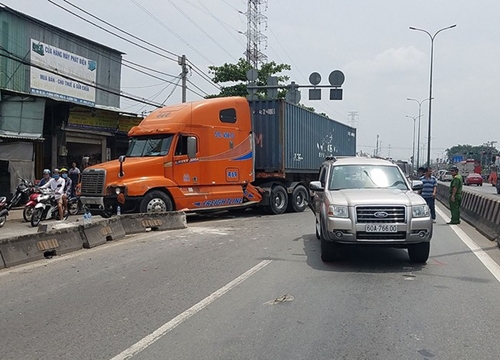 7 người hoảng sợ trong ô tô bị container tông trên quốc lộ