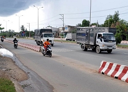 CLIP: Cày nát dải phân cách, xe bán tải bị húc một cú &#8220;chí mạng&#8221; vỡ tan tành