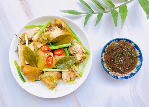 Gà hấp chanh sả chấm tiêu