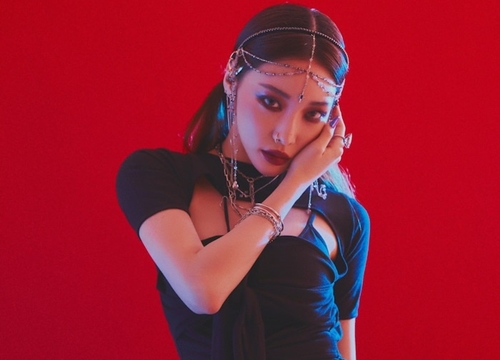 Knet 'giật mình' cứ ngỡ nhìn thấy Park Bom trong MV của...Chungha