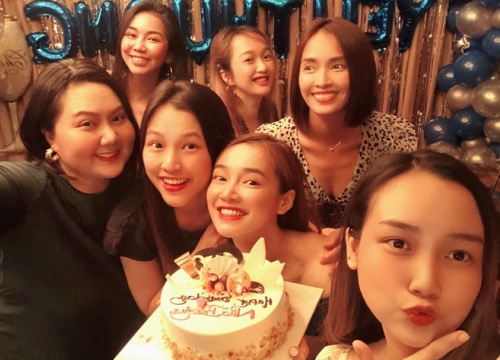 Nhã Phương đón tuổi 30 bên Trường Giang và nhóm bạn thân showbiz