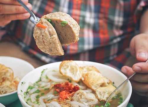 Bánh mì bò bía và 5 món đường phố hút khách ở TP.HCM