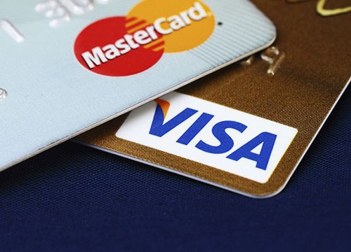 Các ngân hàng tiếp tục kêu gọi Visa và Mastercard miễn, giảm phí