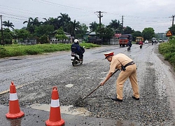 Cảnh sát giao thông dọn "bẫy" giúp người dân