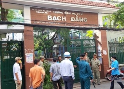 Cây xanh bật gốc trong sân trường, đè 13 học sinh bị thương