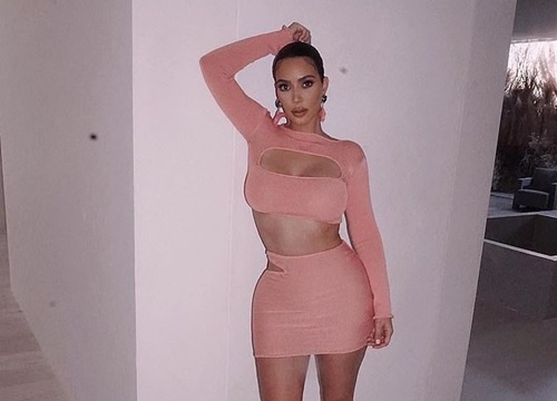 Kim Kardashian khoe ba vòng 'nảy lửa' với trang phục cắt xẻ gợi cảm